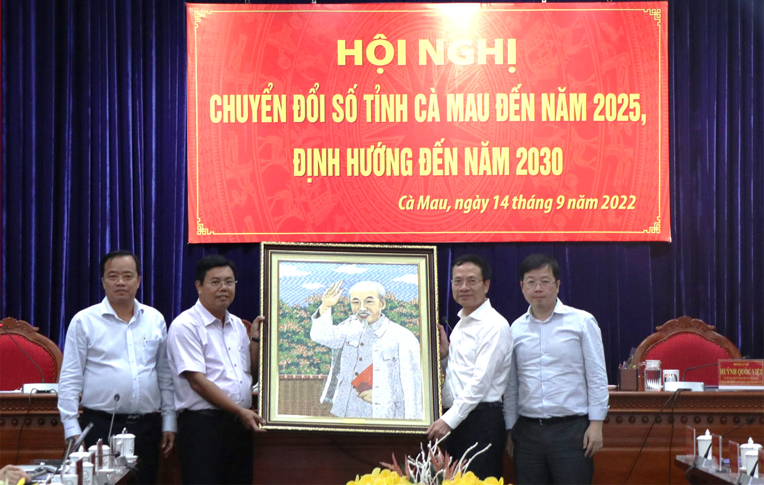 Đồng chí Nguyễn Tiến Hải và đồng chí Huỳnh Quốc Việt nhận quà lưu niệm từ đồng chí Bộ trưởng Bộ Thông tin và Truyền thông Nguyễn Mạnh Hùng.